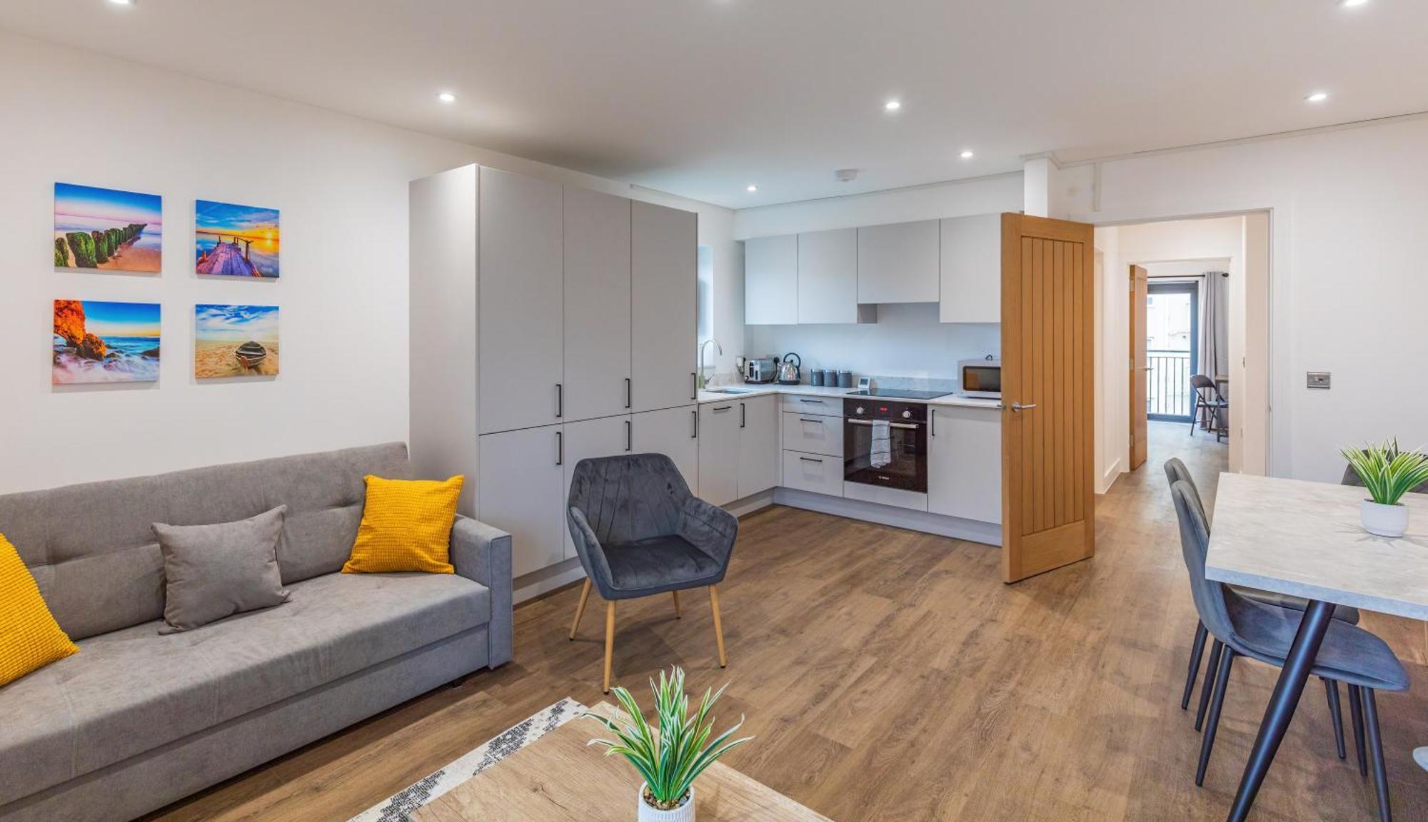 2 Bed 2 Bath Penthouse Near Beach, Hospital - Long Rates Available